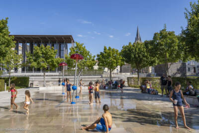 Place de la Brèche, jeux d'eau à Niort.
